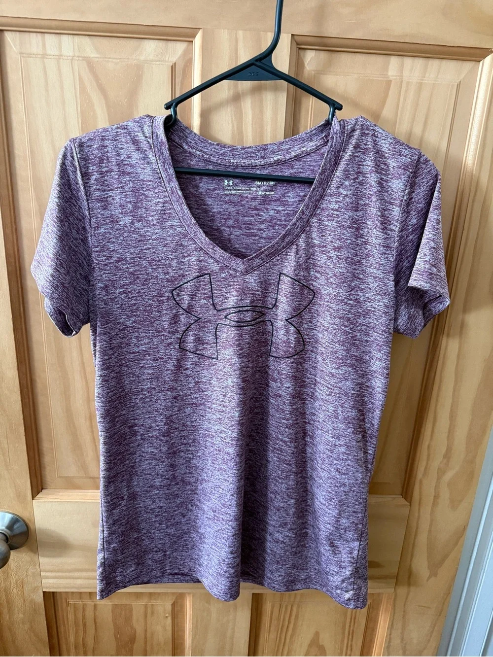 Like New, Women’s Size Small Under Armour T-Shirt Burgundy Colored - Picture 1 of 5
